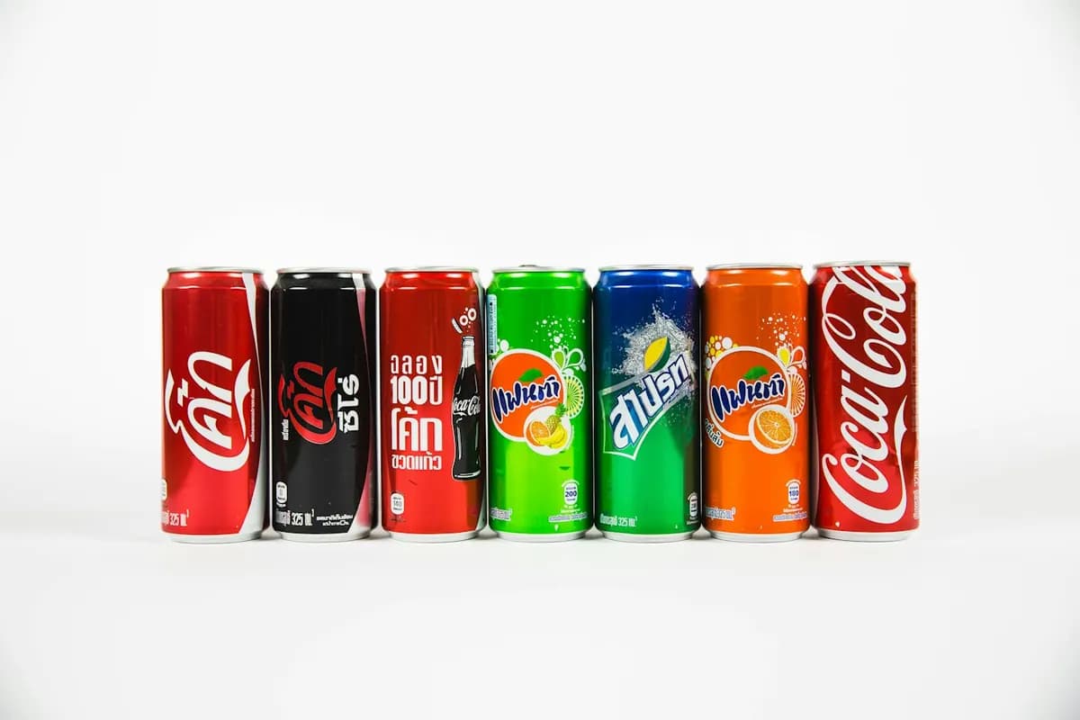 Canettes de sodas alignées