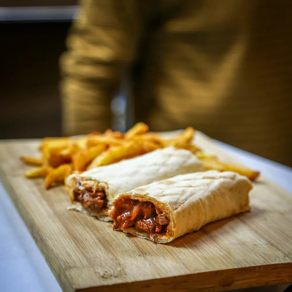Tacos 2 viandes — tacos grillés garnis de viande sur une planche