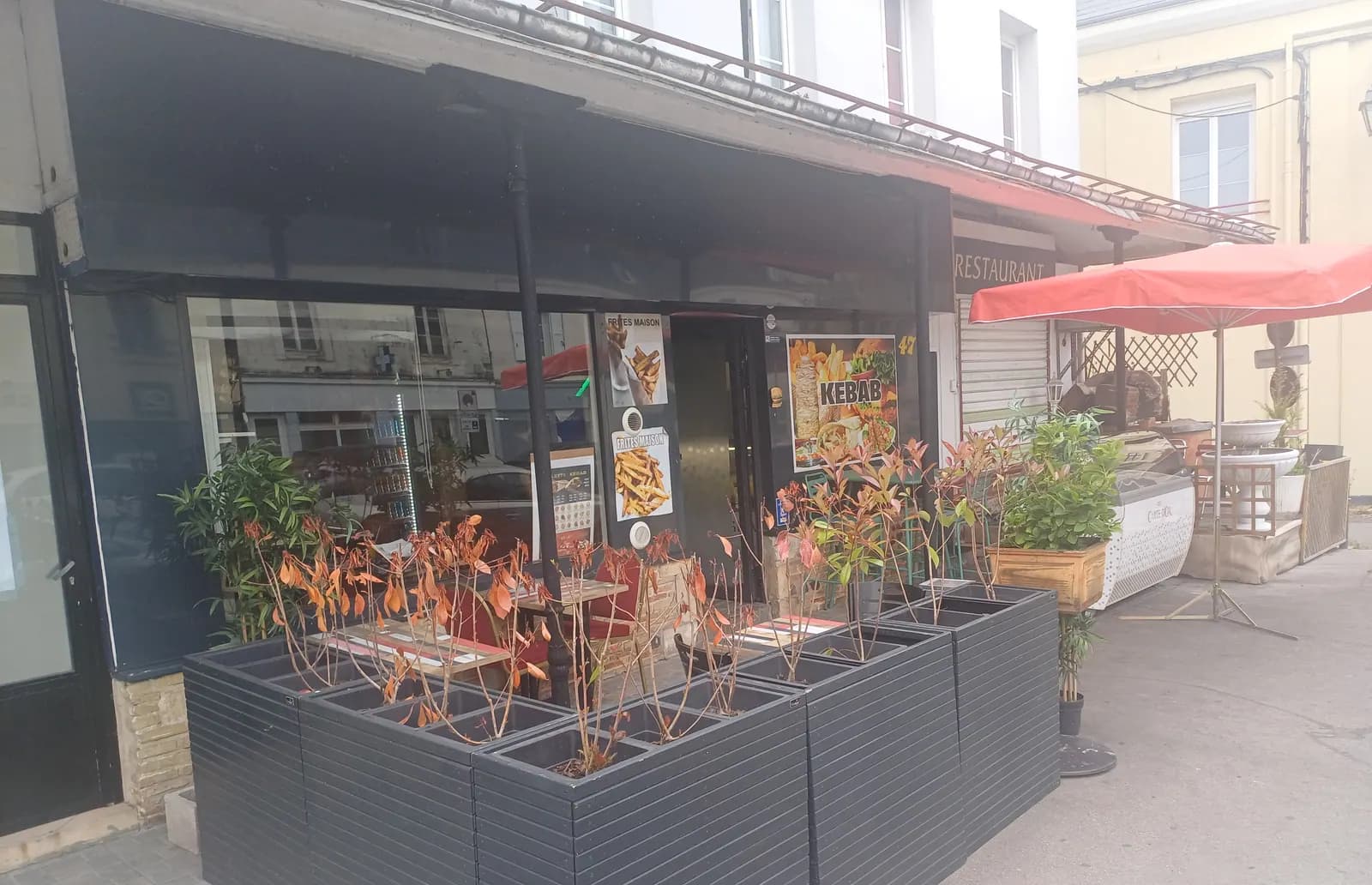 Devanture et terrasse de Kebab Mamedov, rue de la République à Harfleur